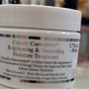 Kiehl's Clearly Corrective Brightening & Smoothing Moisture Treatment - White